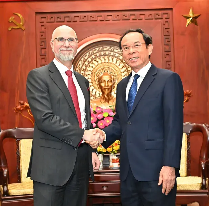 Secretary of the Ho Chi Minh City Party Committee Nguyen Van Nen (R) and Canadian Ambassador to Vietnam Shawn Steil (Photo: SGGP) z6734622943390-12245372f9fbd712b4d8a1b1e42d9820-1424-6626.jpg