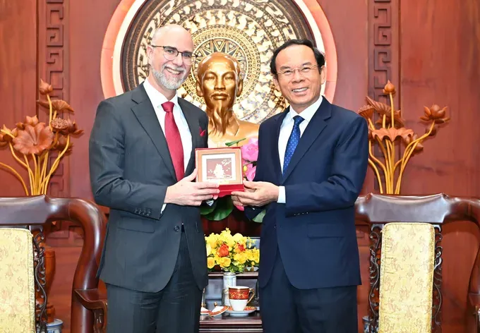 Secretary of the Ho Chi Minh City Party Committee Nguyen Van Nen (R) offers a gift to Canadian Ambassador to Vietnam Shawn Steil. (Photo: SGGP) z6734622963693-bf3abd7b7abaf8c29c0884604da1a29b-8161-2646.jpg