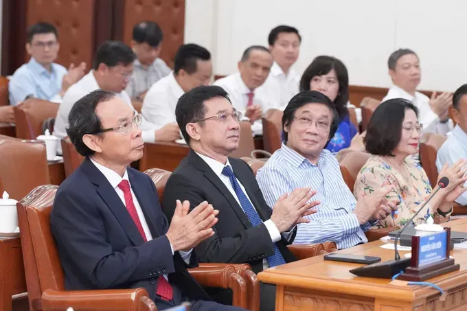 Secretary of the Ho Chi Minh City Party Committee Nguyen Van Nen (L) and delegates attend the conference. (Photo: SGGP) quy-hoach-h1-4735-1756.jpg