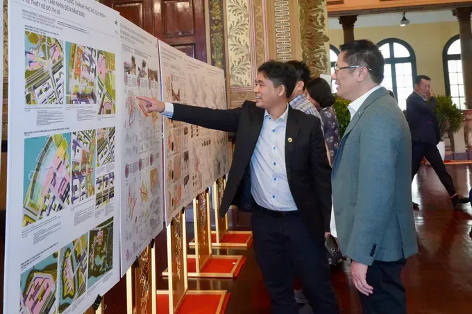 Delegates see the master plan. (Photo: SGGP) quy-hoach-h3-8114-9245.jpg