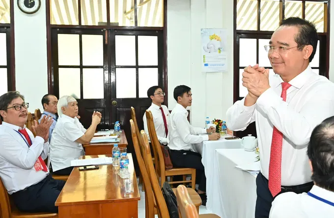 Chairman of the Ho Chi Minh City People’s Committee, Nguyen Van Duoc attends the meeting. (Photo: SGGP) z6744413269616-e3a33dcec3e5983f2ee713573e414456-9611-6992.jpg