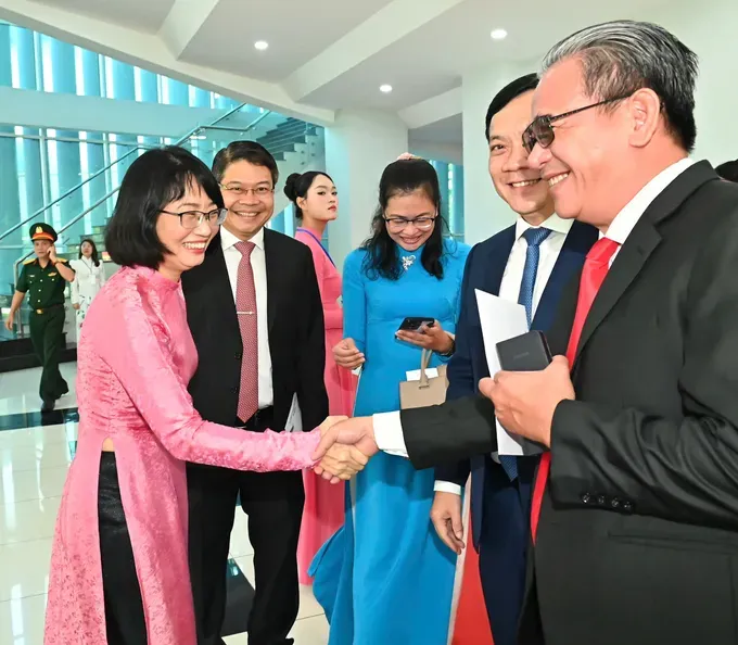 Vice Chairwoman of the Ho Chi Minh City People's Committee Tran Thi Dieu Thuy (L) receives delegates attending announcement ceremony of newly-merged Ho Chi Minh City. (Photo: SGGP) 8580737e09f6bea8e7e7-4369-6718.jpg