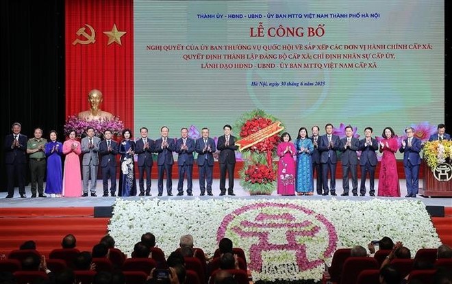 State President Luong Cuong presents flowers to congratulate the Party organization, authorities, and people of Hanoi city. (Photo: VNA) luong-cuong-2.jpg