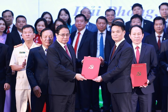 Prime Minister Pham Minh Chinh presents the Politburo's decision to appoint the new Deputy Secretary of the Hai Phong City Party Committee for the 2020-2025 tenure to Le Ngoc Chau. (Photo: VNA) vna-potal-thu-tuong-du-le-cong-bo-cac-nghi-quyet-quyet-dinh-cua-trung-uong-ve-sap-nhap-don-vi-hanh-chinh-cho-thanh-pho-hai-phong-8121940.jpg