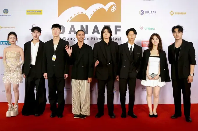 Vietnamese and foreign artists attend the opening ceremony of the third Da Nang Asian Film Festival. (Photo: SGGP) z6755054255577-53cf9ee18da17e2f5cbd3d131f83190e-3833-1228.jpg