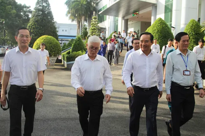 A delegation from Ho Chi Minh City, led by Chairman of the municipal People's Committee Nguyen Van Duoc, conducts an inspection of the organization and operation of the newly established Di An Ward on July 1. (Photo: SGGP) 011-4534-6927.jpg