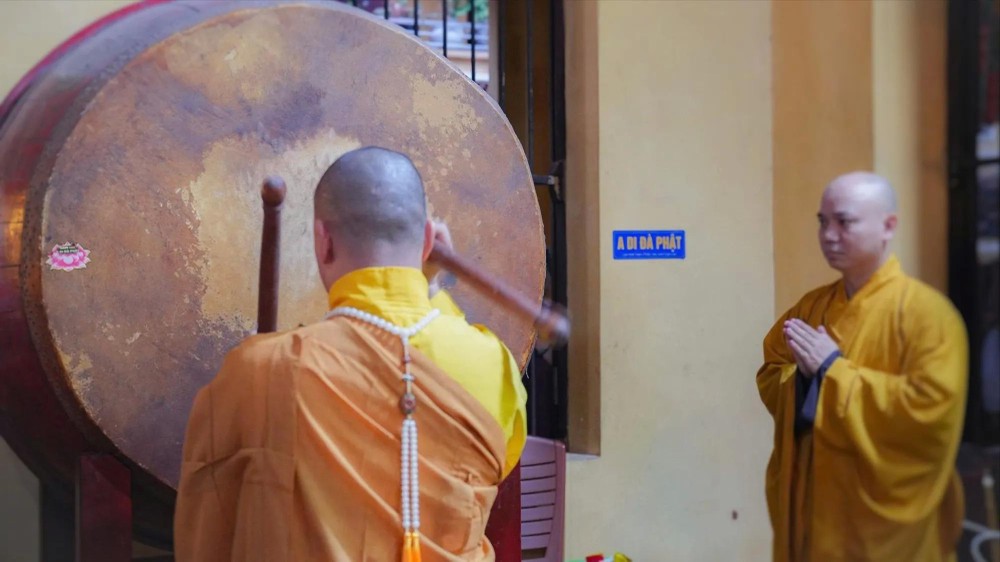 Pagodas across the country simultaneously conduct a ceremonial ringing of bells and drums to pray for national peace, solidarity, and prosperity on the morning of July 1. (Photo: SGGP) 1.jpg