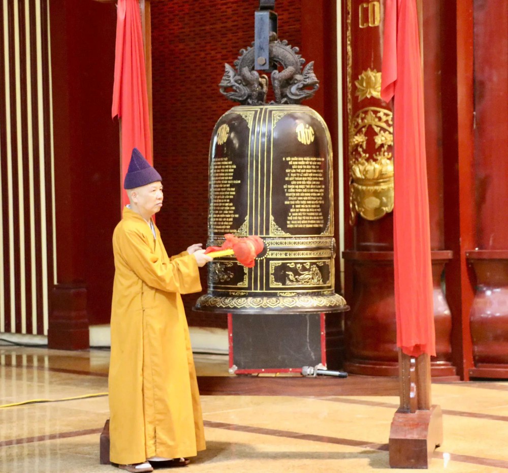 A ceremonial ringing of bells and drums to pray for national peace, solidarity, and prosperity is held at Truc Lam Yen Tu Buddhist Zen Monastery in the Complex of Yen Tu Monuments and Landscape in Quang Ninh Province. (Photo: SGGP) 4.jpg