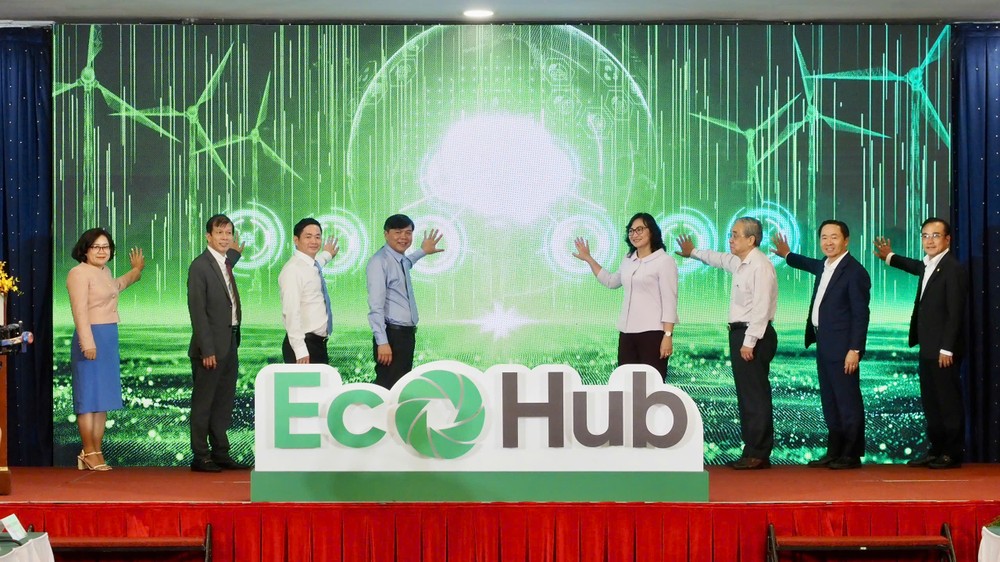 Deputy Minister of Industry and Trade Phan Thi Thang (4th,R), Deputy Head of the Propaganda and Mass Mobilization Commission of the Ho Chi Minh City Party Committee Tang Huu Phong (4th,L), and Deputy Editor-in-Chief in charge of SGGP Newspaper, journalist Nguyen Khac Van (2nd,L), together with delegates perform the ceremony to announce the launch of the green B2B e-commerce platform, EcoHub. (Photo: SGGP) bam-nut-1-8170-8887.jpg.jpg