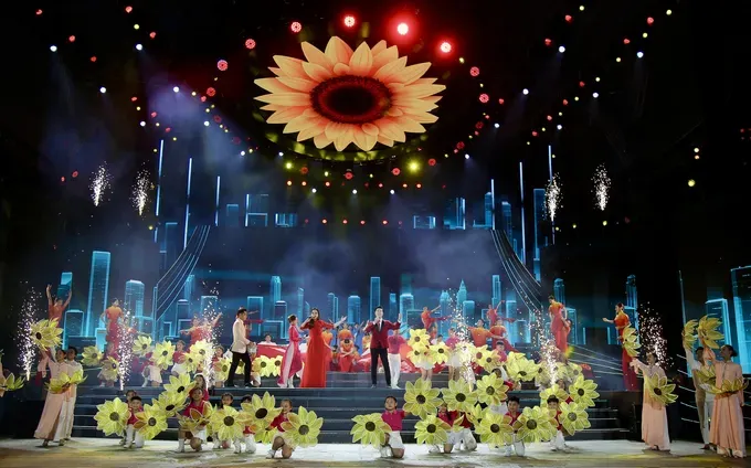 Meritorious Artists Khanh Ngoc and Dao Mac sing a song featuring an aspiration for power. (Photo: SGGP) khat-vong-hung-cuong-khanh-ngoc-dao-mac-1017-2614.jpg