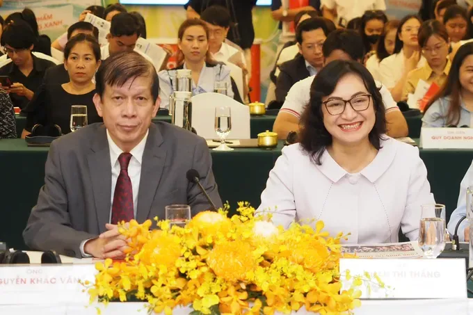 Deputy Editor-in-Chief in charge of SGGP Newspaper, journalist Nguyen Khac Van, and Deputy Minister of Industry and Trade Phan Thi Thang (R) (Photo: SGGP) thang-vs-van-1137-7079.jpg