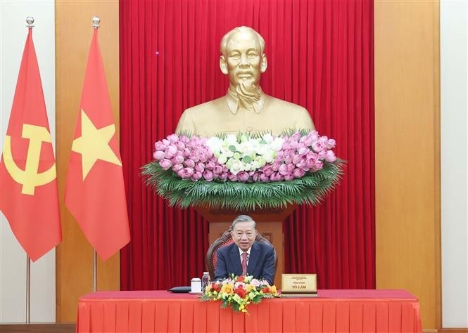 Party General Secretary To Lam and Vietnamese officials in the phone talks with US President Donald Trump on the evening of July 2 (Hanoi time) (Photo: VNA) vietnamese-party-leader-us-president-talk-bilateral-ties-trade-issues-1.jpg
