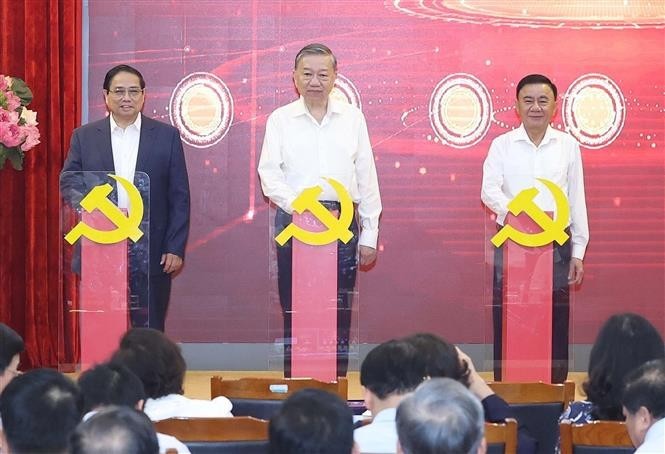 From left: Prime Minister Pham Minh Chinh, Party General Secretary To Lam and permanent member of the Party Central Committee's Secretariat Tran Cam Tu launch three digital platforms which are vital to Resolution 57’s performance. (Photo: VNA) vna-potal-tong-bi-thu-to-lam-chu-tri-hoi-nghi-so-ket-ve-thuc-hien-nghi-quyet-57-nqtw-8126640.jpg
