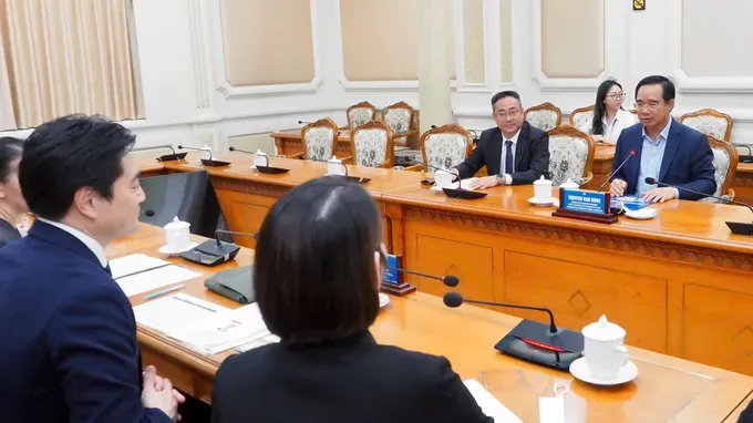 Chairman of the Ho Chi Minh City People’s Committee, Nguyen Van Duoc, receives Mr. Tezuka Daisuke, General Director of AEON Vietnam and Chief Representative of the AEON Group in Vietnam, on July 2. (Photo: SGGP) z6764557940559-a484f8fab8da6d690d8b04e4cf00b69f-1538-7475.jpg