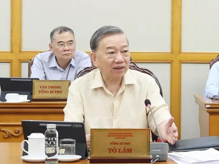 Party General Secretary To Lam addresses the meeting. (Photo: VNA) 1751617215-vna-potal-tong-bi-thu-to-lam-chu-tri-cuoc-hop-bo-chinh-tri-ban-bi-thu-cho-y-kien-ve-tinh-hinh-thuc-hien-ve-sap-xep-to-chuc-bo-may-va-don-vi-hanh-chinh-9-5604-7023-width1573height1178.jpg
