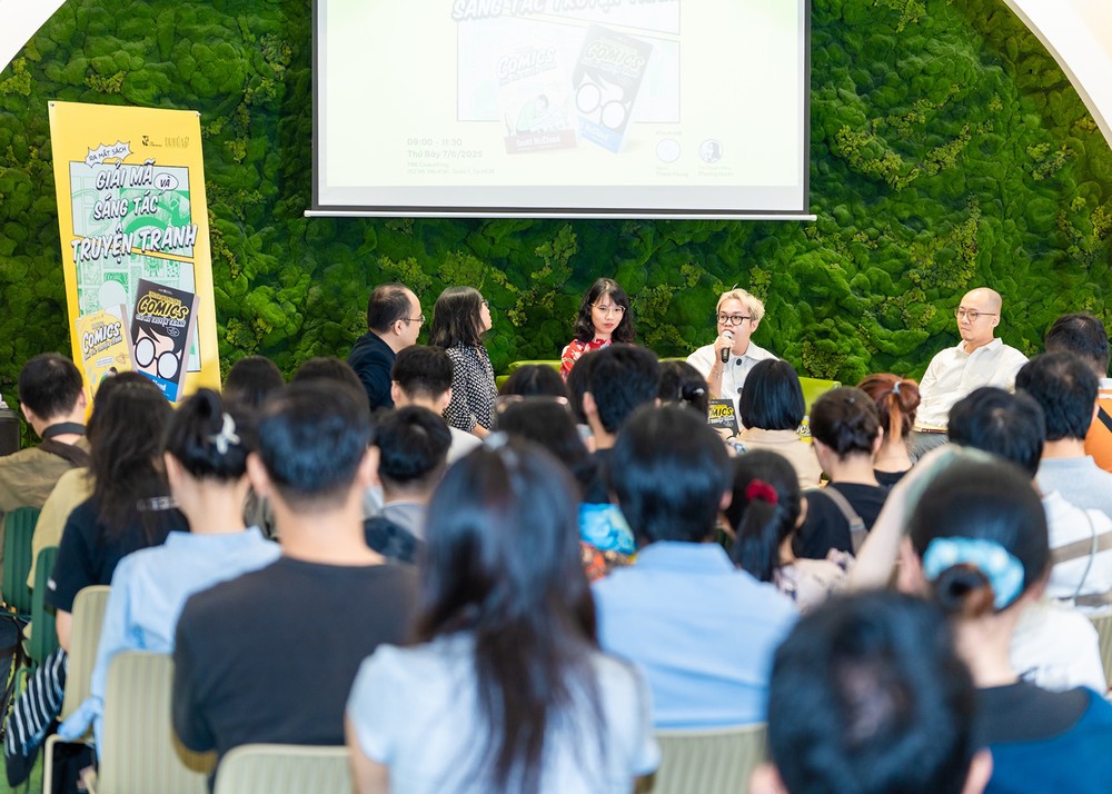 The release of the classic comic-focused titled "Giai ma truyen tranh" ( Decoding Comics) and "Sang tac truyen tranh" (Creating Comics ) has garnered significant attention from readers. (Photo: SGGP) d6a-4629-9680.jpg.jpg
