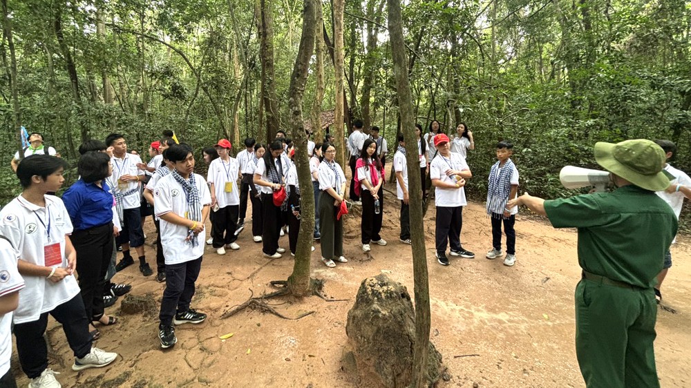 Overseas Vietnamese youth visit Cu Chi Tunnels in Ho Chi Minh City during the Vietnam Summer Camp 2024. (Photo: SGGP) eeea963f8b0d2e53771c-2736.jpg.jpg