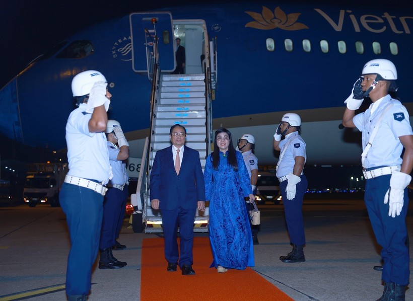 PM Pham Minh Chinh and his spouse set foot at Galeao Airport in Rio de Janeiro city on early July 5 morning (local time). (Photo: VNA) vietnamese-pm-arrives-in-rio-de-janeiro-1.jpg