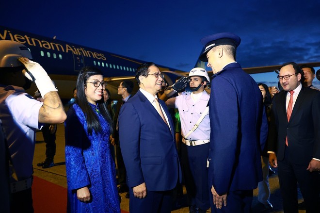PM Pham Minh Chinh and his spouse are welcomed at Galeao Airport in Rio de Janeiro city. (Photo: VNA) vietnamese-pm-arrives-in-rio-de-janeiro-2.jpg