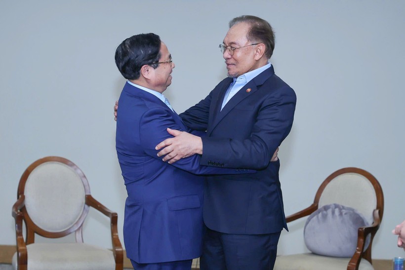 Prime Minister Pham Minh Chinh (left) meets with his Malaysian counterpart Anwar Ibrahim in Rio de Janeiro on July 6. (Photo: VNA) vietnamese-malaysian-pms-have-meeting-on-brics-summit-sidelines-1.jpg