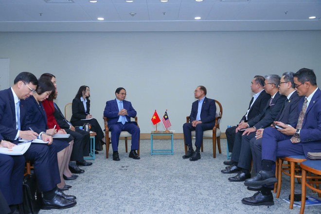 The meeting between Vietnamese PM Pham Minh Chinh and Malaysian PM Anwar Ibrahim in Rio de Janeiro on July 6. (Photo: VNA) vietnamese-malaysian-pms-have-meeting-on-brics-summit-sidelines-2.jpg