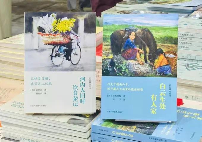 A book on Hanoians’ eating and drinking etiquette through the history by author Vu The Long, in its Chinese-language edition, has received the 2025 influential Southeast Asian book award in China. (Photo: SGGP) 0abf2a33ee40581e0151-8087-7449jpg.jpg
