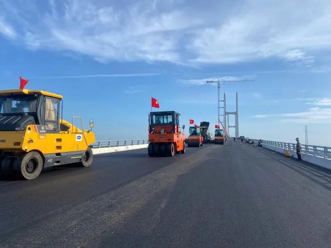 Workers are laying the asphalt pavement. (Photo: SGGP) RM1.jpg