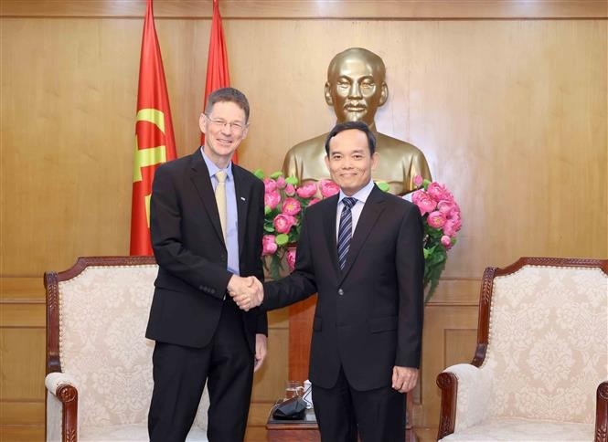Chairman of the Party Central Committee’s Commission for Policies and Strategies Tran Luu Quang (right) meets with President of AES Vietnam Oliver Marquette on July 9, 2025. (Photo: VNA) vna-potal-truong-ban-chinh-sach-chien-luoc-trung-uong-tran-luu-quang-tiep-chu-tich-aes-viet-nam-8139048.jpg