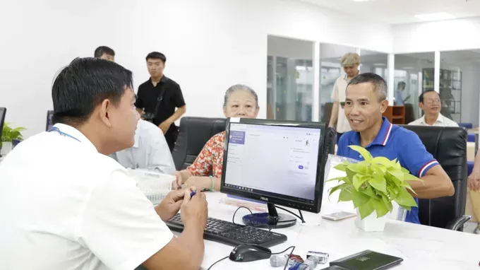 A civil servant at the Xuan Hoa Ward Public Administrative Service Center in Ho Chi Minh City processes administrative procedure applications for local residents via the national public service portal. (Photo: SGGP) z6773997215399-58ee1cdc12f8f321501cac6911c7bed3-9888-2581.jpg