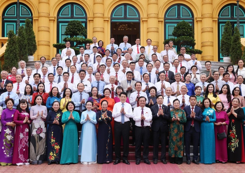 State President Luong Cuong and delegates (Photo: VNA) pe.jpg