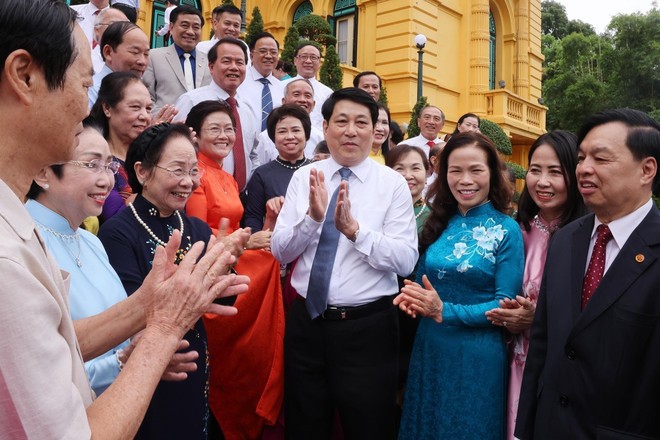 State President Luong Cuong meets with VAPE cadres. (Photo: VNA) pe-9353.jpg