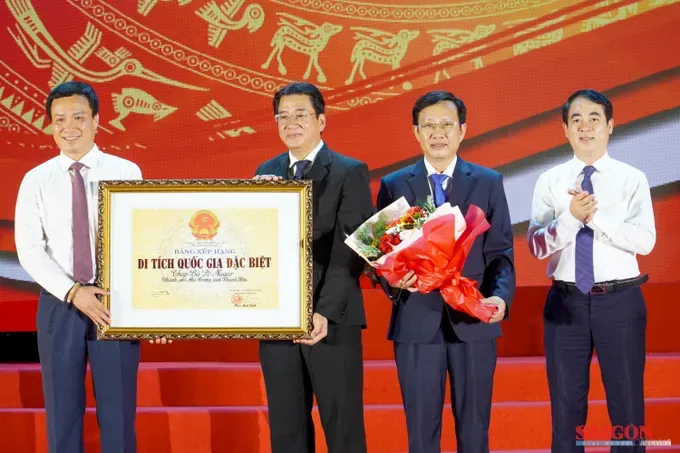 Khanh Hoa provincial leaders receive the certificate recognizing Ponagar Tower as a Special National Relic. dasua-08097-7004-1854.jpg