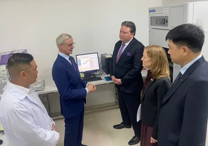 The United States supports Vietnam in enhancing wartime remains identification capabilities. (Photo: SGGP) z6791311680447-713ec7b46e3b925cfa075ba8d2c1d9d7-8675-5794.jpg