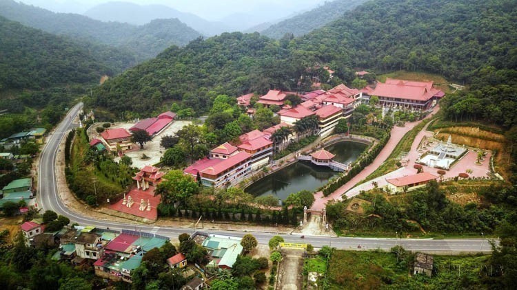 Truc Lam Yen Tu Zen Monastery (also known as Lan Pagoda) is located on Yen Tu Mountain in the Yen Tu Historical Relic and Scenic Area (Quang Ninh), which was chosen by King Tran Nhan Tong as a place to practice. This was originally a large temple with massive structures but was destroyed over time, now only a few traces remain on the ground. In 2002, Truc Lam Yen Tu Zen Monastery was rebuilt (2021). (Photo: VNA) truc-lam.jpg