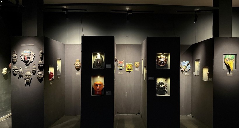 The exhibition features nearly 100 ritual and performance masks from Vietnam, India, Thailand, China, the Republic of Korea, Sri Lanka, and Myanmar, highlighting Asia’s shared spiritual and artistic heritage. (Photo: VNA) trien-lam-mat-na-trong-su-giao-thoa-van-hoa-chau-a-tai-an-do.jpg