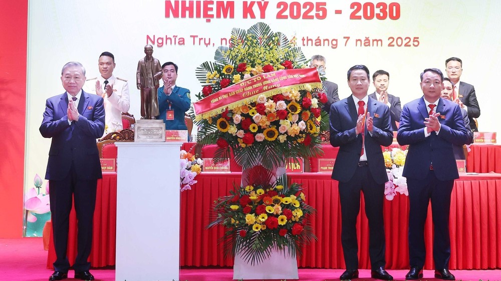 Party General Secretary To Lam (L) attends the first congress of Nghia Tru Commune's Party orgnisation on July 14. (Photo: VNA) vna-potal-tong-bi-thu-du-dai-hoi-dai-bieu-dang-bo-xa-nghia-tru-lan-thu-nhat-8147609-6609.jpg