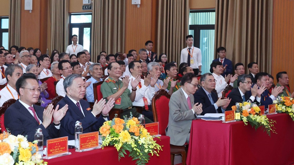 Participants in the first congress of Nghia Tru Commune's Party organization (Photo: VNA) vna-potal-tong-bi-thu-to-lam-du-dai-hoi-dai-bieu-lan-thu-i-nhiem-ky-2025-2030-cua-dang-bo-xa-nghia-tru-8147591-4424.jpg