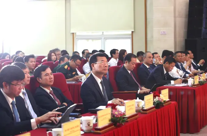Minister of Science and Technology Nguyen Manh Hung (3rd,L) and delegates attend the conference. (Photo: SGGP) anh-hn-so-ket-bo-khcn-3-334-8658.jpg