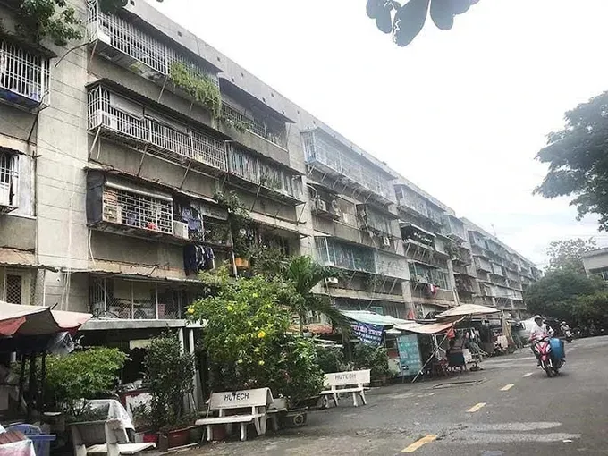 An old apartment building in Ho Chi Minh City has deteriorated. (Photo: SGGP) thanh-da-8734-2808.jpg