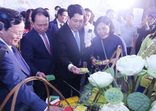 State President Luong Cuong and other delegates visit a booth introducing Hai Phong’s specialties. (Photo: VNA) chu-tich-nuoc-luong-cuong-va-cac-dai-bieu-tham-quan-cac-gian-trung-bay-dac-san-cua-hai-phong-ben-le-ky-hop-anh-ttxvn.jpg