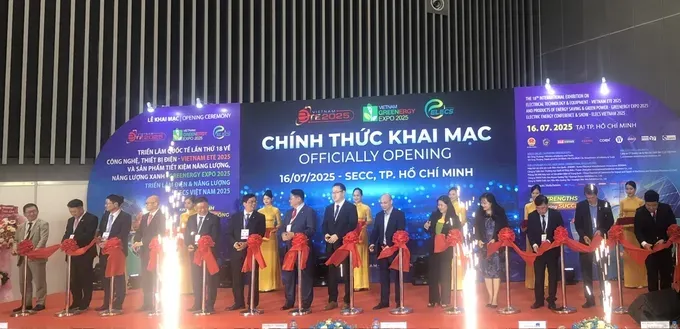 Delegates cut the ribbon to open the exhibition. (Photo: SGGP) z6810304648182-7d4cdcf07599a752d9c0b70bb757e78c-3857-4147.jpg