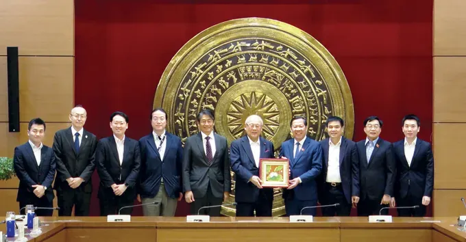 Chairman of the National Assembly’s Economic and Financial Committee, Phan Van Mai (4th, R) offers a gift to Mr. Takebe Tsutomu, Special Advisor to the Japan-Vietnam Parliamentary Friendship Alliance (JVPFA). (Photo: SGGP) trao-qua-5591-5990.jpg