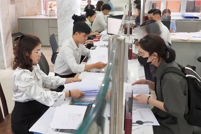 Citizens visit the Public Administrative Service Center in Saigon Ward to complete their paperwork and administrative procedures. (Photo: SGGP) z6817189181232-0bb6c92f7edc5e69b99485d67e443370-8510-5748.jpg