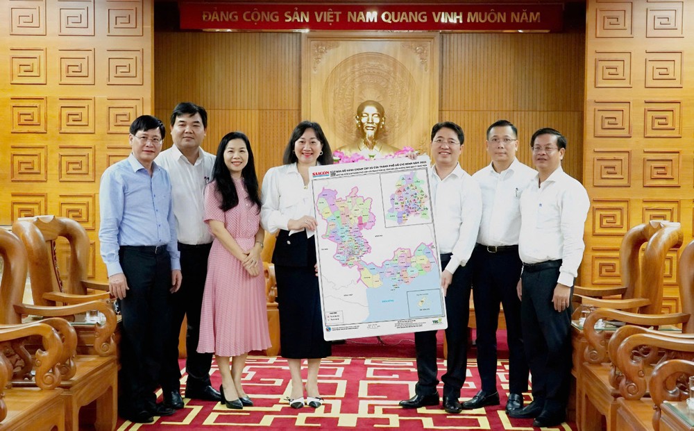 Sai Gon Giai Phong Newspaper presents the Communal-Level Administrative Map of HCMC to the Office of the City’s Party Committee. (Photo: SGGP) baosggp-bando1-5430-3714.jpg.jpg