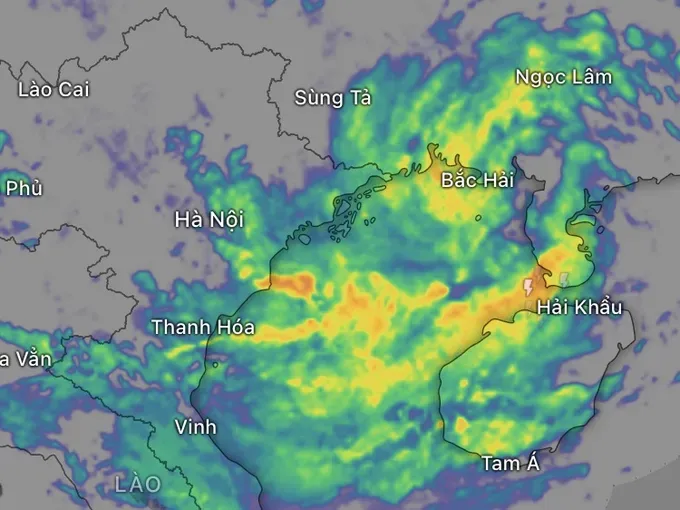 A satellite image captured early on July 21 reveals a broad cloud shield, the outer bands and dense convective system, blanketing the Gulf of Tonkin as Tropical Storm Wipha approaches Northern Vietnam. (Photo: Global Forecast System - GFS) img-0600-6104-9841.jpeg