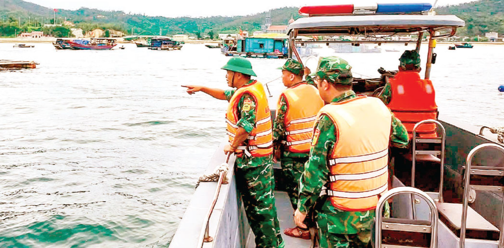 Coastal Border Guard Force is guiding fishermen in storm evacuation efforts. (Photo: SGGP) Screenshot (492).png