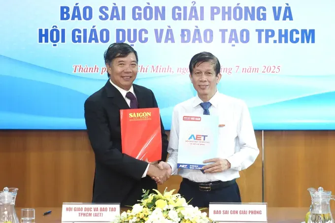 Deputy Editor-in-Chief in charge of SGGP Newspaper, journalist Nguyen Khac Van (R), and Associate Professor Dr. Nguyen Kim Hong sign a memorandum of understanding to strengthen cooperation in the fields of education and training. (Photo: SGGP) img-4904-9848-5755.jpeg