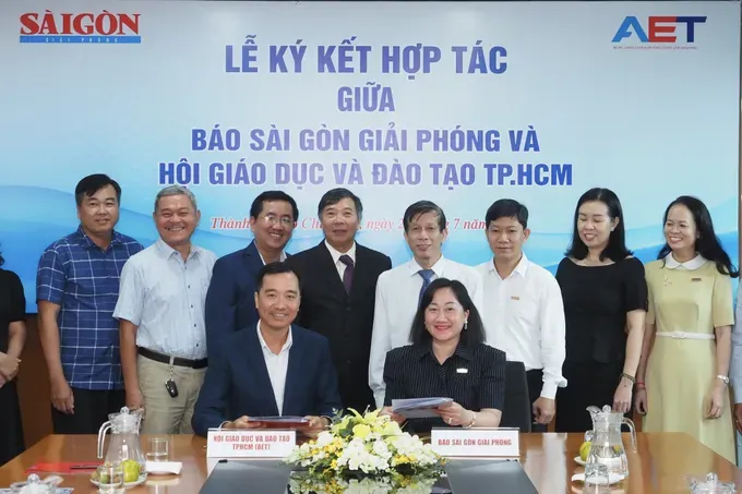 Ms. Bui Thi Hong Suong, Deputy Editor-in-Chief and Director of the Media and Event Services Center of Sai Gon Giai Phong Newspaper, and Mr. Bui Quang Diep, Chief Executive Officer of AET, sign a cooperation agreement on education information dissemination on SGGP. (Photo: SGGP) img-4911-5841-9783.jpeg