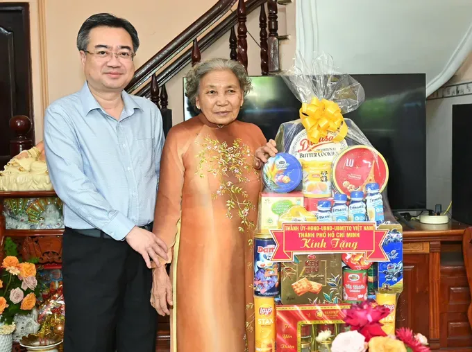 Standing Vice Secretary of the Ho Chi Minh City Party Committee, Nguyen Thanh Nghi, and Mrs. Vo Thi Dac (Photo: SGGP) img-8735-7760-4346.jpeg