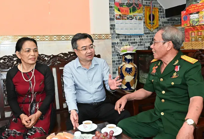 Standing Vice Secretary of the Ho Chi Minh City Party Committee, Nguyen Thanh Nghi, offers a gift to Mr. Tran Tien. (Photo: SGGP) img-8736-1663-5934.jpeg